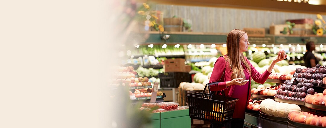 https://www17.wellsfargomedia.com/assets/images/contextual/responsive/marquee/woman_shopping_produce_1700x600r.jpg