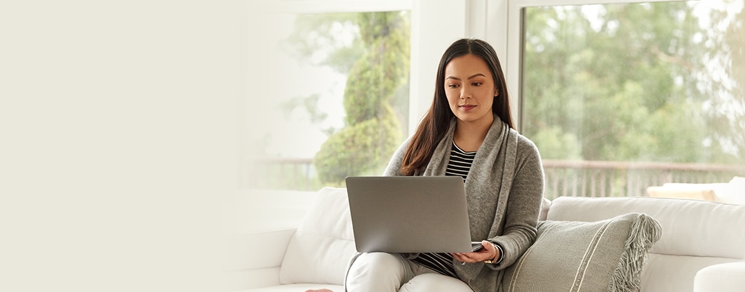 women_with_laptop_couch_1700x600