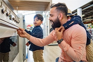 man_shopping_for_appliances_with_kids_300x200