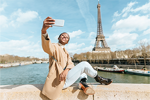 woman_taking_selfie_with_smartphone_on_vacation_300x200