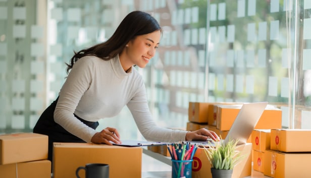 Woman_with_computer_616x353